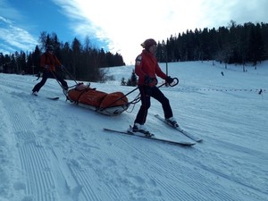 Ratownicy GOPR, transportujący w saniach ratowniczych poszkodowanego