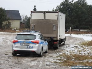 policyjny radiowóz stoi za samochodem Iveco