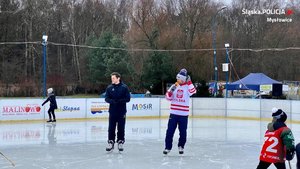 Mariusz Czerkawski, Adrian Parzyszek oraz dzieci w trakcie treningu hokeja na lodowisku