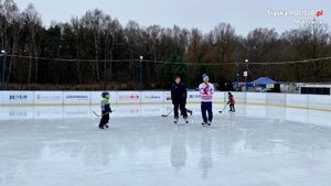 Mariusz Czerkawski, Adrian Parzyszek oraz dzieci w trakcie treningu hokeja na lodowisku