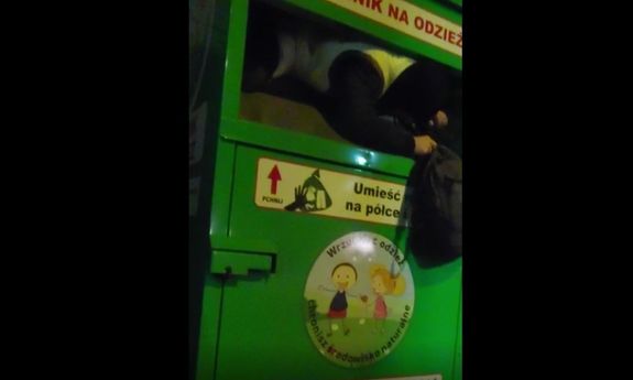 Poszukiwany opuszcza kontener na odzież
