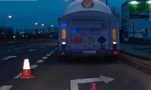 Pojazd ciężarowy widziany od tyłu