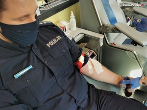 umundurowany policjant oddaje krew