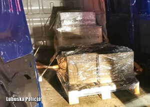 Zafoliowane kartony w przestrzeni bagażowej busa