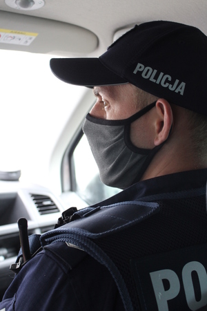 &quot;Umundurowany policjant siedzi w radiowozie