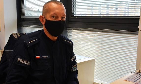 zdjęcie umundurowanego policjanta, który pomógł mężczyźnie