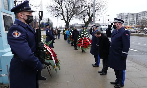 Minister Spraw Wewnętrznych i Administracji, Komendant Główny Policji oraz Komendant Stołeczny Policji składają kwiaty pod tablicą upamiętniającą tragicznie zmarłego funkcjonariusza