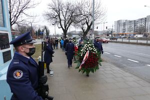 Minister Spraw Wewnętrznych i Administracji, Komendant Główny Policji oraz Komendant Stołeczny Policji idą za policjantem niosącym wieniec