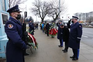 Minister Spraw Wewnętrznych i Administracji, Komendant Główny Policji oraz Komendant Stołeczny Policji składają kwiaty pod tablicą upamiętniającą tragicznie zmarłego funkcjonariusza