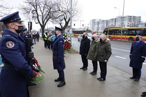 Marek Osiejewski – wiceprzewodniczący Zarządu Głównego NSZZP, Mirosław Bednarski – przewodniczący Zarządu Wojewódzkiego KSP i Kapelan Komendy Głównej Policji ks. dr Wojciech Juszczuk SAC oddają hołd i składają wieniec