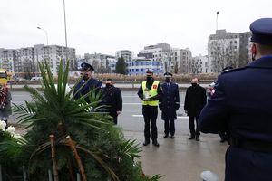 Dyrektor Biura Nadzoru Ruchu Tramwajów Warszawskich Marcin Kozoń trzyma w dłoni znicz