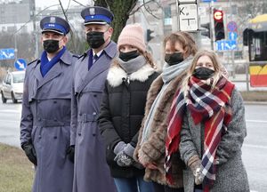 Trzy kobiety i dwaj funkcjonariusze Policji stoją obok siebie