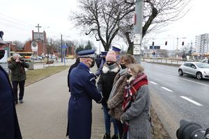 Komendant Główny Policji ściska dłoń jednej z trzech stojących kobiet