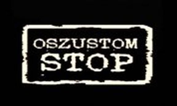 biały napis na czarnym tle stop oszustom