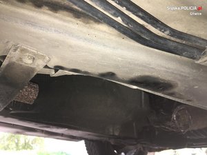 Podwozie auta - miejsce po wyciętym katalizatorze