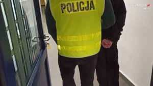 policjant z zatrzymanym mężczyzną