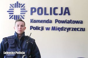 Umundurowany policjant w budynku komendy