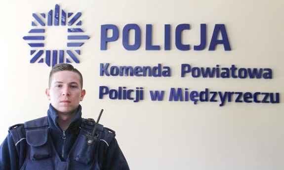 Umundurowany policjant w budynku komendy