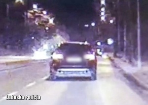 screen z videorejestratora, na którym widać jadący samochód