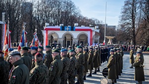 żołnierze stojący w szeregach w tle pomnik nieznanego żołnierza