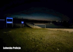 plaża z pomostem nad wodą