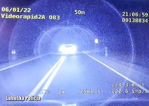 zdjęcie pojazdu osobowego z policyjnego wideorejestratora