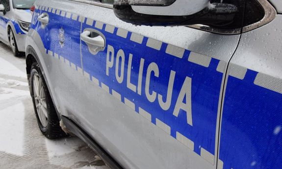 napis policja na radiowozie policyjnym