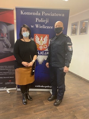 kobieta i policjant pozują do zdjęcia