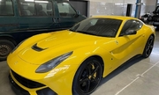 sportowy samochód w kolorze żółtym