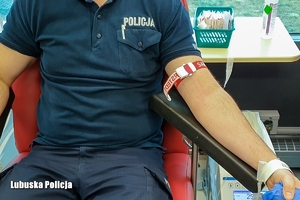 policjant oddaje krew