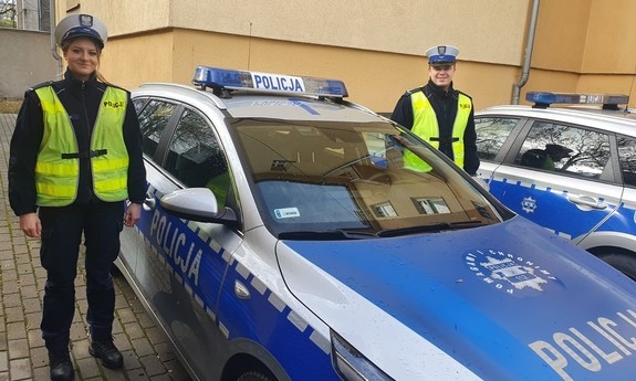 dwoje policjantów przy radiowozie