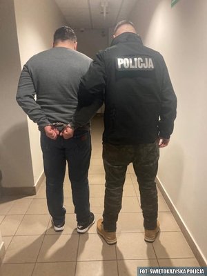 policjant z zatrzymanym mężczyzną