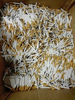 zabezpieczone papierosy bez akcyzy porozrzucane w kartonie