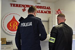 dwóch policjantów w regionalnym centrum krwiodawstwa