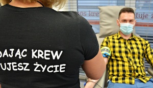 mężczyzna oddaje krew