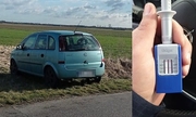 zdjęcie składa się z dwóch części, na jednej z nich widać zielony samochód osobowy, który stoi na poboczu, a na drugiej dłoń trzymającą narkotester
