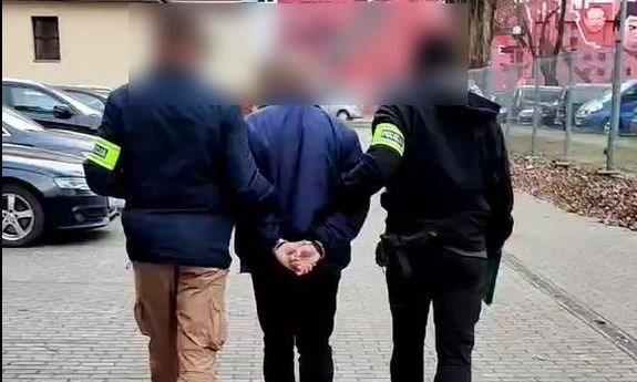 policjanci z zatrzymanym mężczyzną