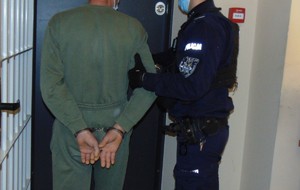 policjant z zatrzymanym mężczyzną