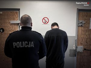 policjant z zatrzymanym mężczyzną