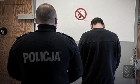 policjant z zatrzymanym mężczyzną