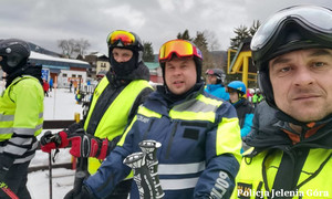 Czterej policjanci na nartach pełniący służbę na stoku