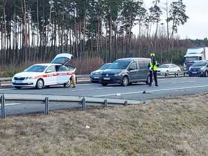 służby mundurowe: policja, straż pożarna na autostradzie a4, gdzie doszło do śmiertelnego wypadku