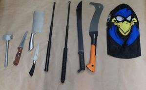 narzędzia i przedmioty zabezpieczone podczas przeszukiwań i bójki (tłuczek do ziemniaków, noże, pałki teleskopowe, maczeta i kominiarka)