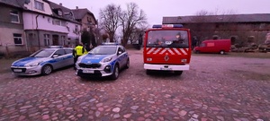 dwa radiowozy policyjne i wóz strażacki