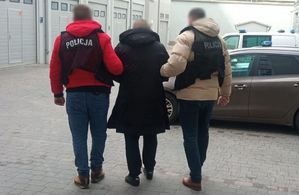 policjanci prowadzą zatrzymanego mężczyznę