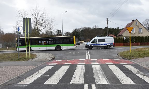 radiowóz i uszkodzony autobus