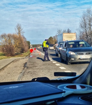 policjant przeprowadza kontrole drogowe