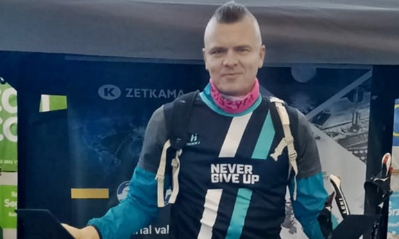 policjant po wygranym maratonie, w ręki trzyma plakat