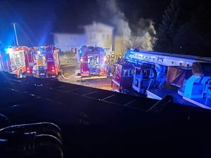 wozy strażackie na miejscu pożaru