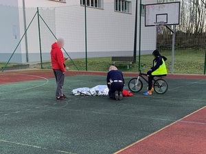 policjantka udziela pomocy poszkodowanemu chłopcu